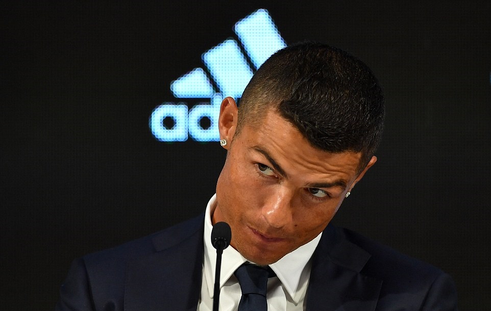 Ronaldo nháy mắt ẩn ý trong buổi họp báo ra mắt Juventus - Bóng Đá