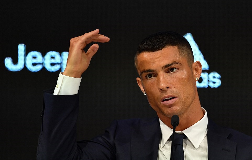 TOÀN CẢNH buổi họp báo của Ronaldo: Đưa Juventus tới đẳng cấp cao hơn - Bóng Đá