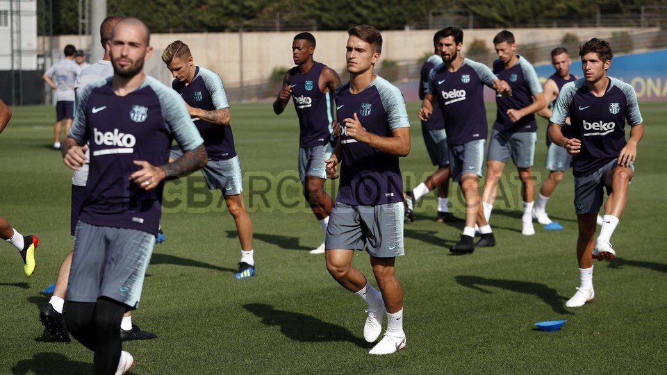 Nike cạn ý tưởng, áo đấu Tottenham giống y đúc áo tập Barcelona - Bóng Đá