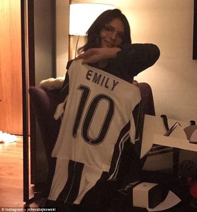 Siêu vòng 1 Emily Ratajkowski bỏ Juve theo Roma? - Bóng Đá