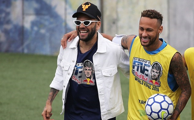 Neymar phô diễn kỹ thuật trên sân bóng 5 người - Bóng Đá