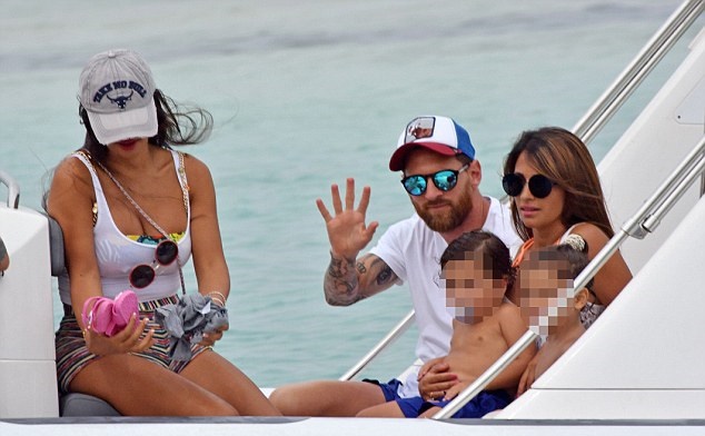 Messi tiếp tục du hí Hè - Bóng Đá