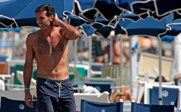 Buffon khoe dáng chuẩn ở tuổi 40 tuổi khi trở về Italia - Bóng Đá