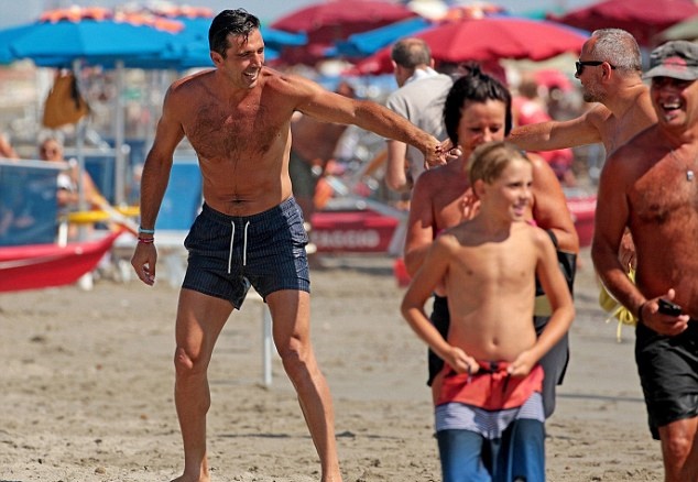 Buffon khoe dáng chuẩn ở tuổi 40 tuổi khi trở về Italia - Bóng Đá