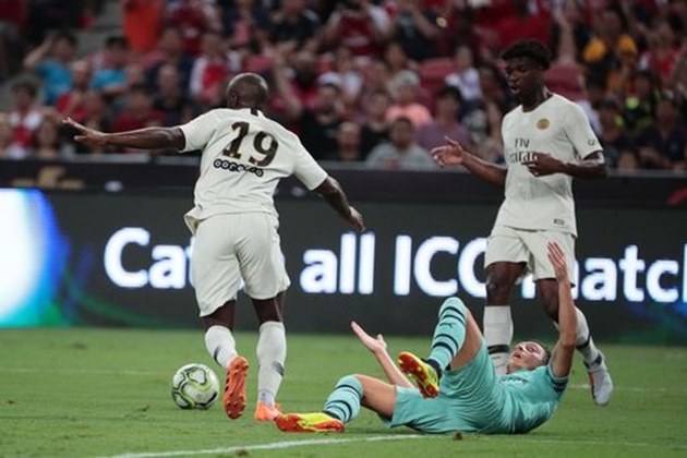 Cận cảnh: Sút tung lưới PSG, nụ cười đã trở lại với 'số 10' Ozil - Bóng Đá