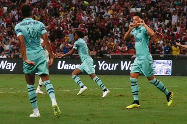 Cận cảnh: Sút tung lưới PSG, nụ cười đã trở lại với 'số 10' Ozil - Bóng Đá