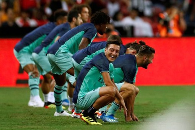 Cận cảnh: Sút tung lưới PSG, nụ cười đã trở lại với 'số 10' Ozil - Bóng Đá