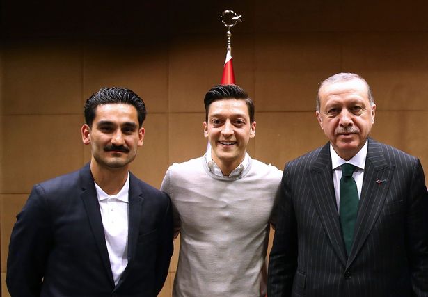 Hàng nghìn CĐV biểu tình ở Berlin ủng hộ Mesut Ozil - Bóng Đá