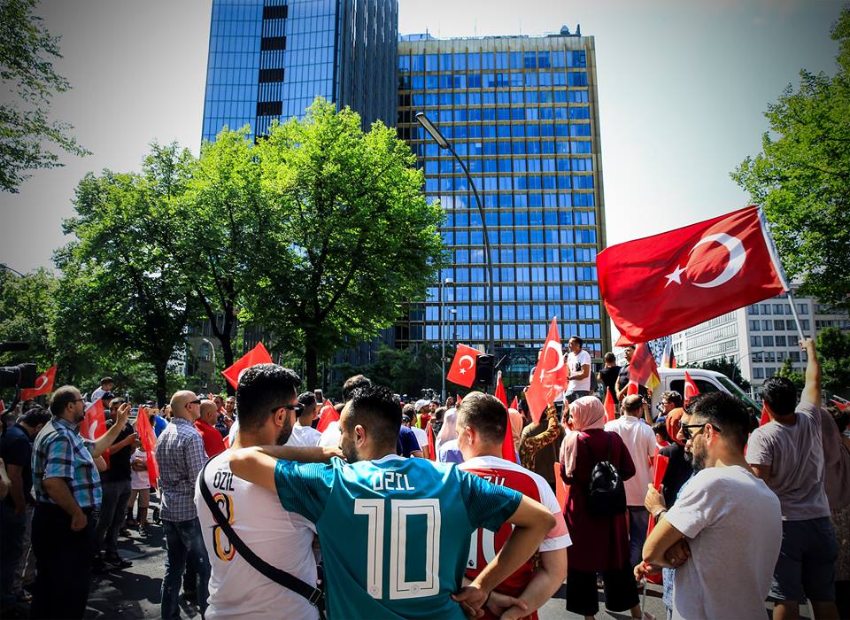 Hàng nghìn CĐV biểu tình ở Berlin ủng hộ Mesut Ozil - Bóng Đá