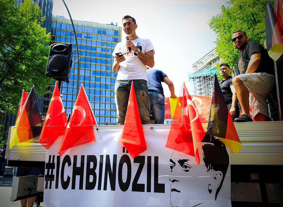 Hàng nghìn CĐV biểu tình ở Berlin ủng hộ Mesut Ozil - Bóng Đá