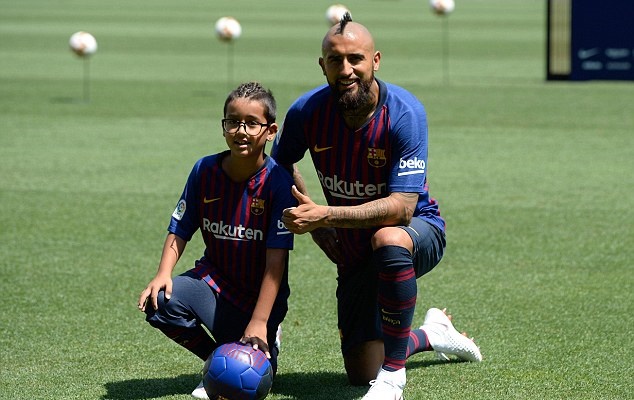Arturo Vidal rạng rỡ ra mắt Barca, chưa chốt số áo - Bóng Đá