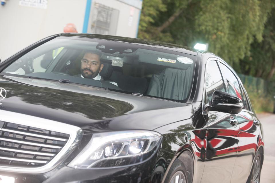 Pogba lén lút đến trung tâm huấn luyện Carrington.