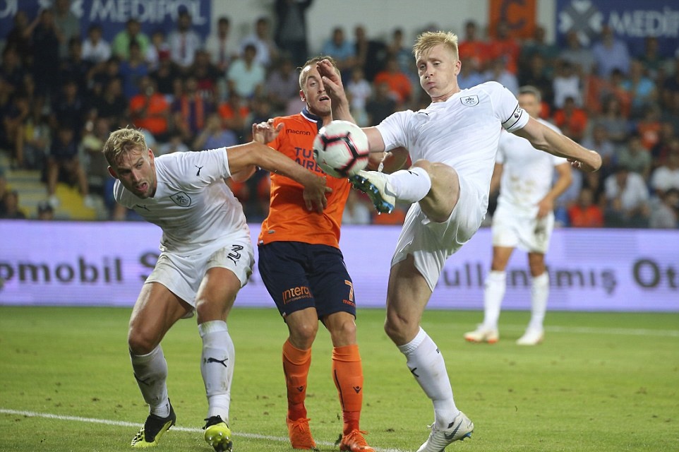 Ảnh Joe Hart ra mắt Burnley - Bóng Đá