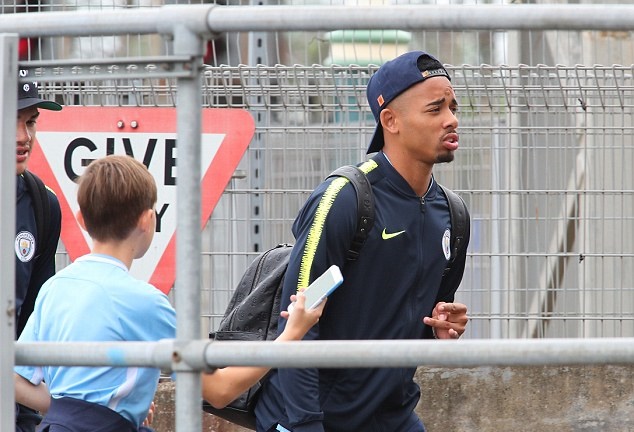 Ảnh Man City lên tàu - Bóng Đá