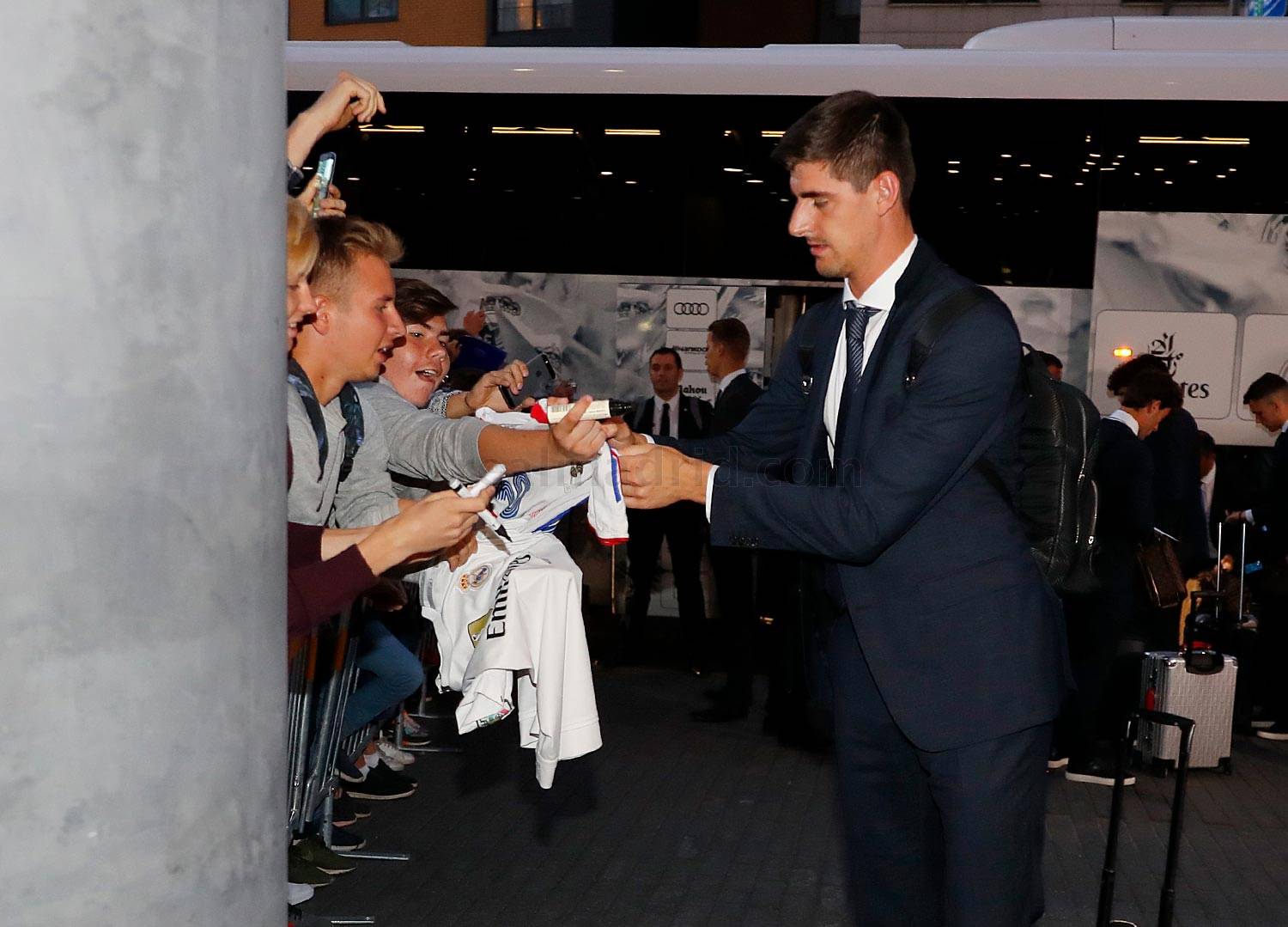 Chùm ảnh: Courtois ký mỏi tay khi tới Estonia - Bóng Đá