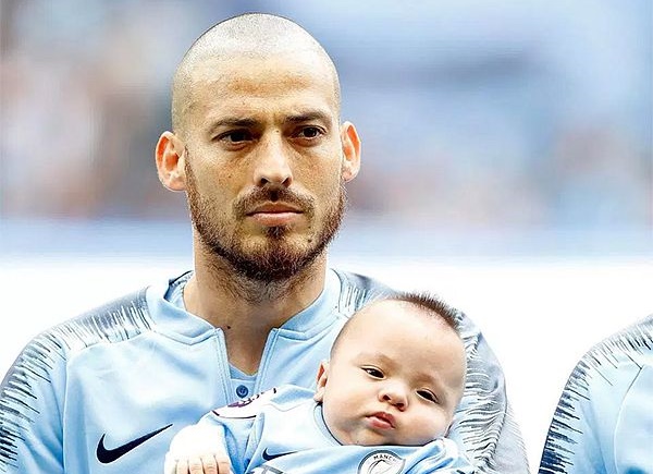 Xúc động khoảnh khắc David Silva bế con trai sinh non ra sân đấu - Bóng Đá