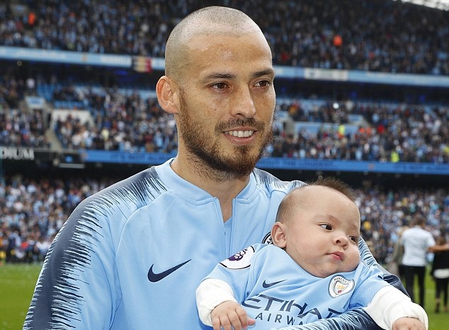 Xúc động khoảnh khắc David Silva bế con trai sinh non ra sân đấu - Bóng Đá