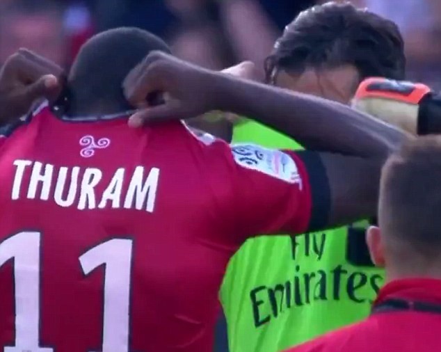 KHÓ TIN: Buffon đổi áo và hôn lên trán con trai đồng đội cũ - Bóng Đá