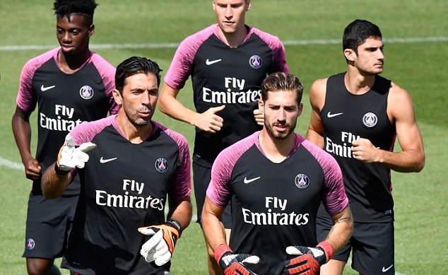 KHÓ TIN: Buffon đổi áo và hôn lên trán con trai đồng đội cũ - Bóng Đá