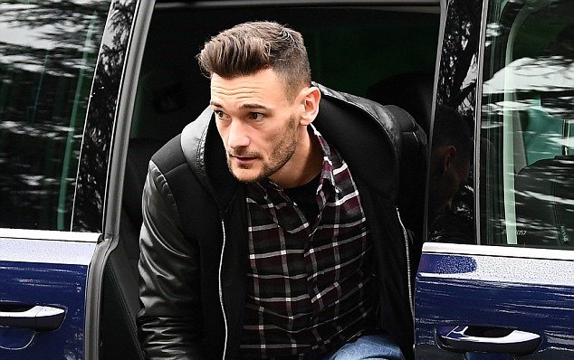 Lloris bị đồng đội ở Tottenham 'bỏ rơi' trước đại chiến Man Utd - Bóng Đá