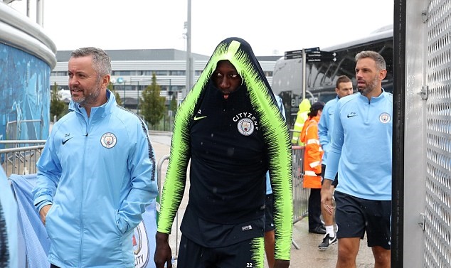 De Bruyne lê bước nặng nhọc ra sân tập Man City - Bóng Đá