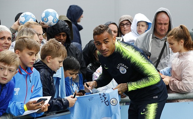 De Bruyne lê bước nặng nhọc ra sân tập Man City - Bóng Đá