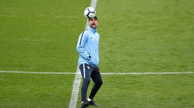 De Bruyne lê bước nặng nhọc ra sân tập Man City - Bóng Đá