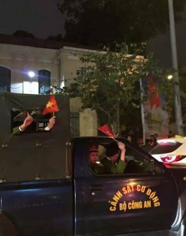 Không chỉ có thế, cả chiếc xe cơ động và những người cảnh sát, người lính làm nhiệm vụ cũng không bỏ lỡ niềm vui vô bờ bến này. Tất cả đã hòa chung thành một bầu không khí quá đỗi ấn tượng.