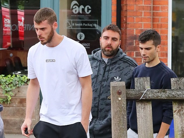 Shaw De Gea dạo phố - Bóng Đá