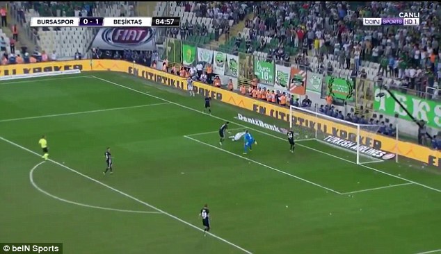 Karius lại mắc sai lầm chết người khiến Besiktas trả giá đắt - Bóng Đá