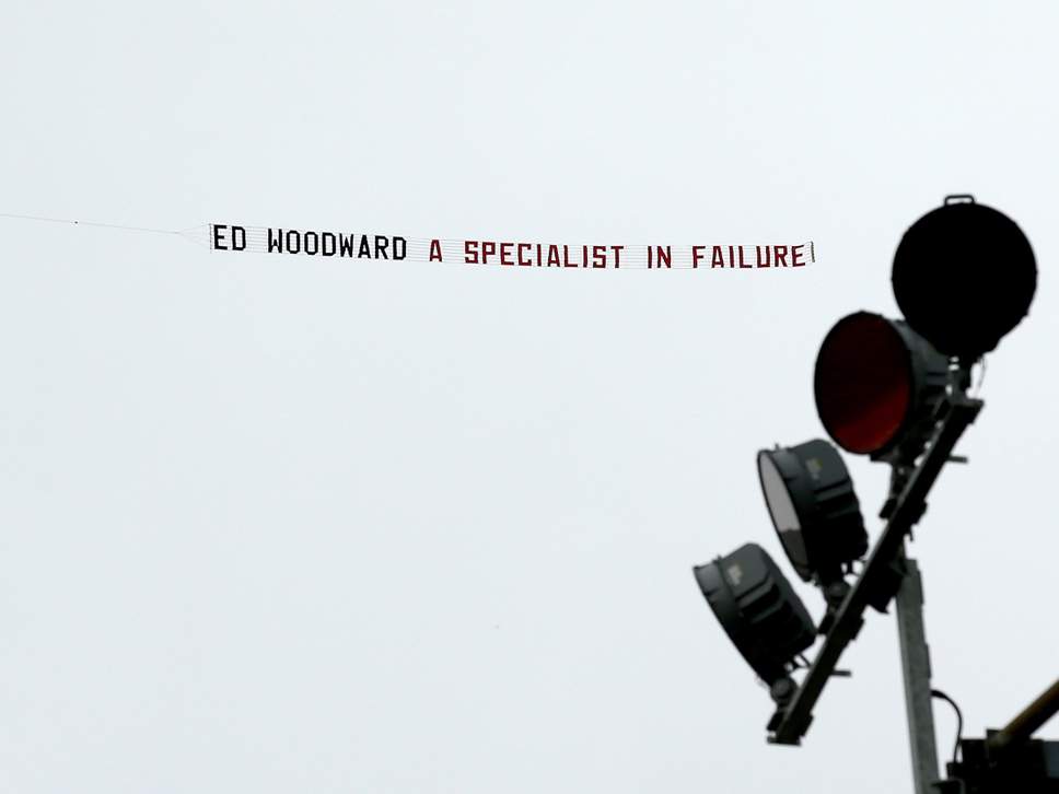 Mourinho phản ứng ra sao khi CĐV M.U giăng biểu ngữ phản đối Ed Woodward? - Bóng Đá