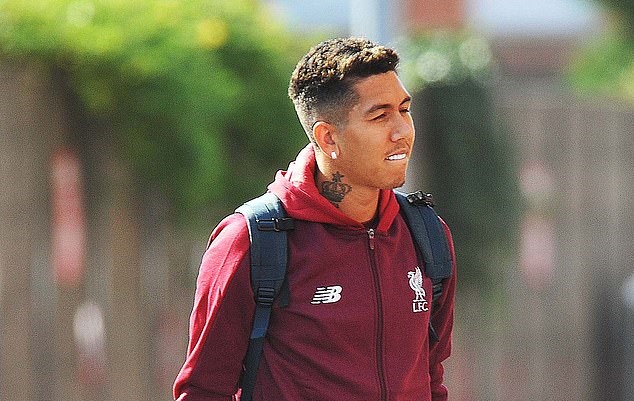 Tuy nhiên, Firmino đã có mặt cùng các đồng đội đến sân Anfield. Dấu hiệu này cho thấy, Firmino đã sẵn sàng để ra sân. Mặc dù mắt của Firmino không thể mở hoàn toàn nhưng trông tâm trạng của anh đã khá ổn.