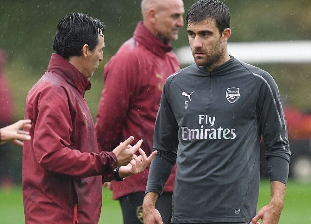 Ozil co ro trên sân tập Arsenal dưới cơn mưa rào - Bóng Đá