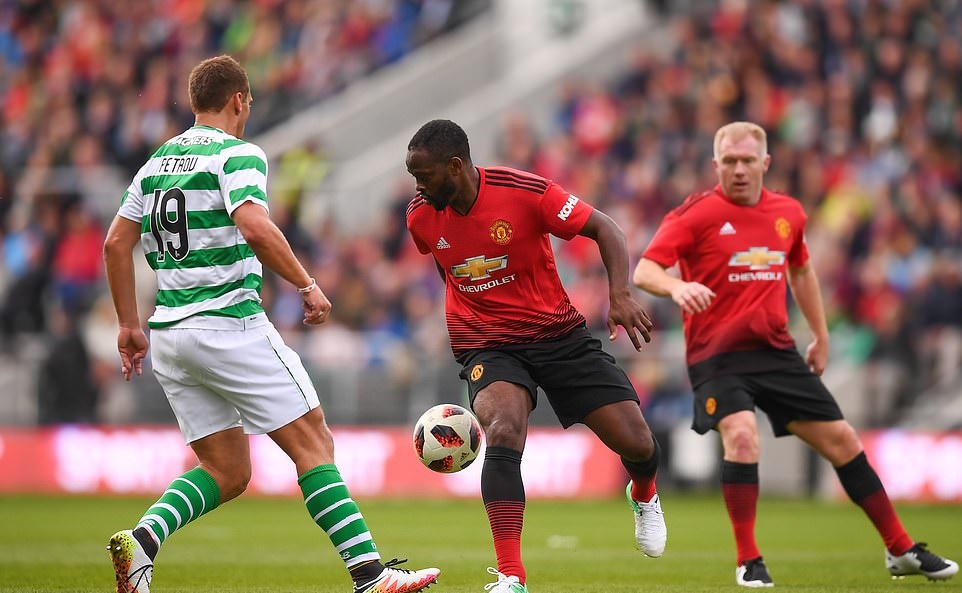 Louis Saha trong một hình huống cố gắng kiểm soát bóng.