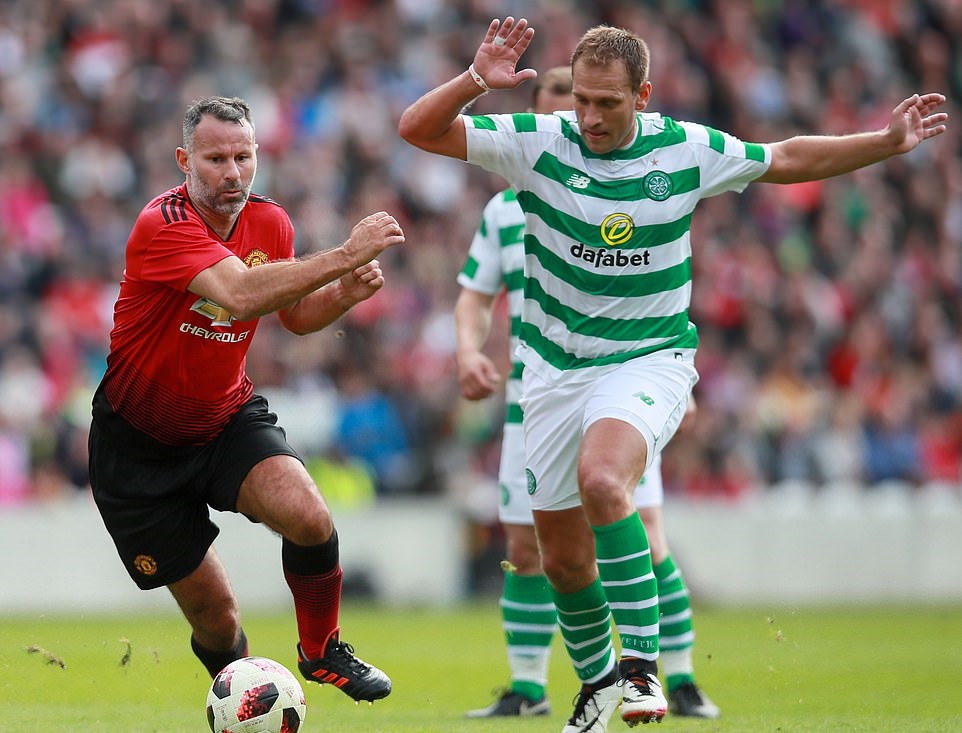 HLV trưởng xứ Wales, Ryan Giggs là người mang băng đội trưởng của Man United ở trận này.