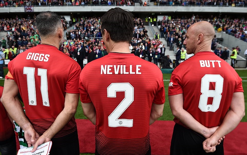 Giggs, Neville và Butt trong trận đấu.