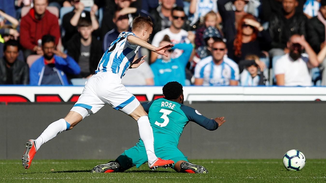 Tới phút 34, Florent Hadergjonaj có tình huống phạm lỗi với Danny Rose trong vòng cấm địa.