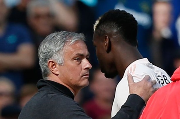 Cận cảnh: Rời sân, Pogba không thèm nhìn mặt Mourinho - Bóng Đá