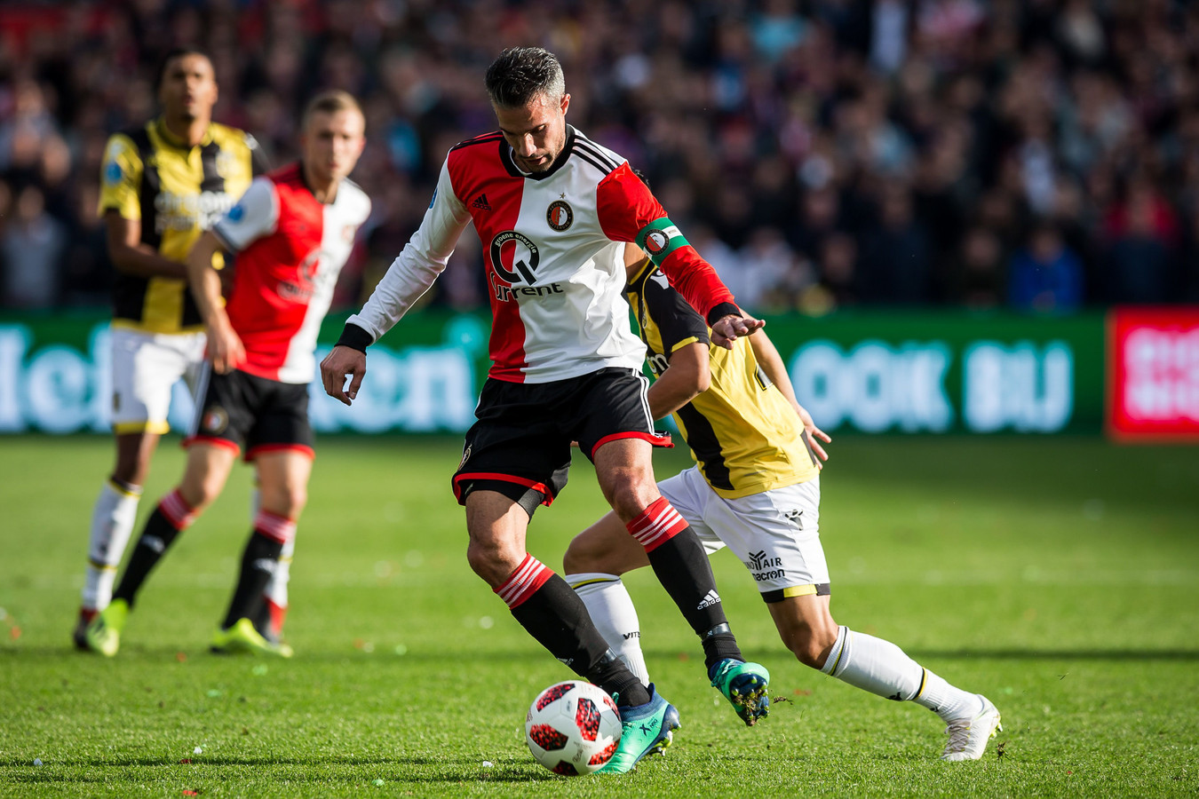 Chùm ảnh: Ghi siêu phẩm và nhận thẻ đỏ của Van Persie - Bóng Đá