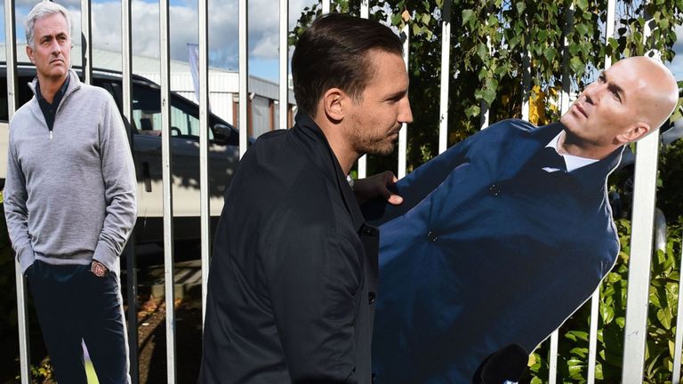 Nhiều nguồn tin uy tín tiết lộ, BLĐ Man United đã trực tiếp liên hệ Zinedine Zidane để lên thay Jose Mourinho ngồi vào ghế nóng sân Old Trafford.