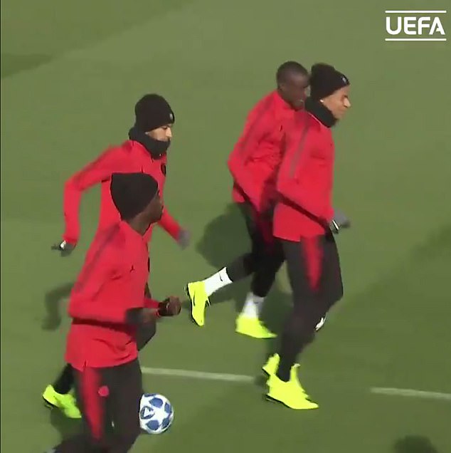 Neymar xỏ háng Mbappe trước trận gặp Napoli - Bóng Đá