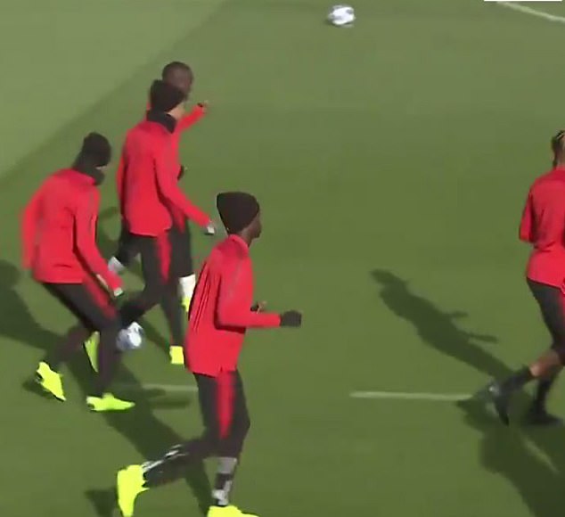 Neymar xỏ háng Mbappe trước trận gặp Napoli - Bóng Đá