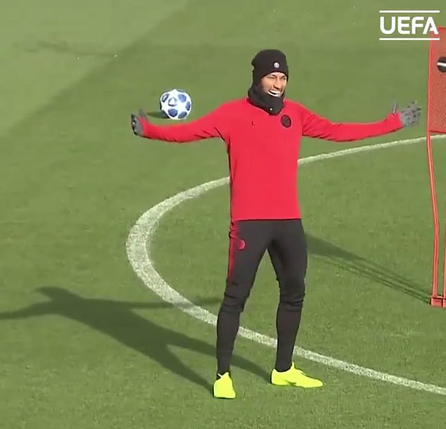 Neymar xỏ háng Mbappe trước trận gặp Napoli - Bóng Đá