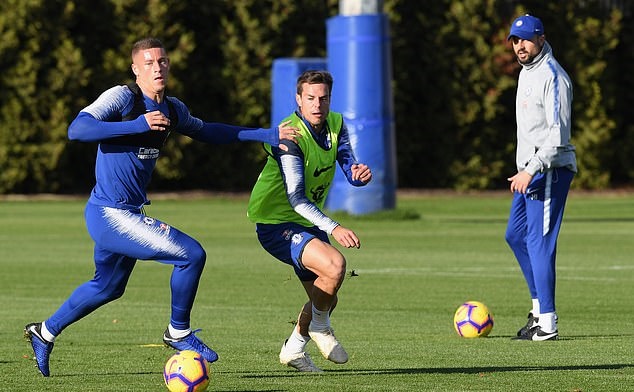 HLV Sarri gửi thông điệp đanh thép tới Giroud trên sân tập - Bóng Đá