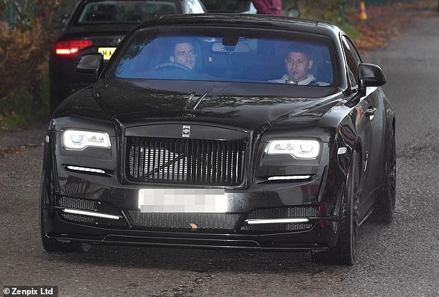 Pogba đăm chiêu, Mourinho nở nụ cười bí ẩn trên đường tới sân tập Man Utd - Bóng Đá