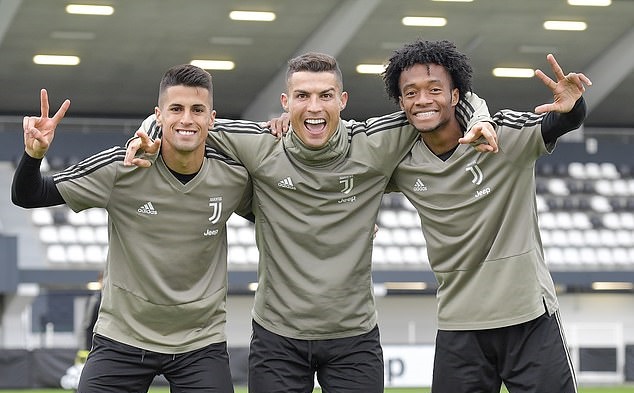 Cristiano Ronaldo, Juan Cuadrado, Paulo Dybala và nhiều cầu thủ trụ cột của Juventus đã có buổi tập chuẩn bị cho trận gặp Cagliari ở vòng 11 Serie A cuối tuần này.