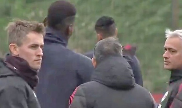 Pogba vẫn chưa thoải mái bắt tay Mourinho trên sân tập? - Bóng Đá