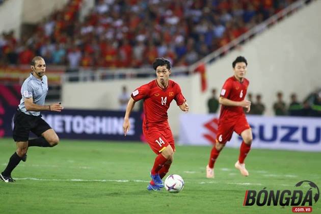 Mỗi khi có bóng, Công Phương luôn đặt hàng thủ Malaysia vào tình trạng báo động. Anh kết hợp khá tốt với các đồng đội xung quanh. Không ngoa khi khẳng định, Công Phượng chính là ngòi nổ nguy hiểm nhất bên phía Việt Nam.