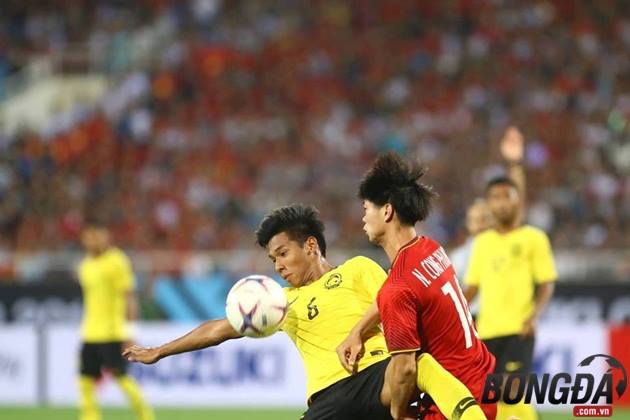 Có bàn thắng, tuyển Việt Nam dễ chơi hơn và đẩy Malaysia vào cuộc chiến chiến thuật đầy cân não. Trong khi đó, Công Phượng vẫn luôn nỗ lực giành bóng cho đội tuyển Việt Nam.