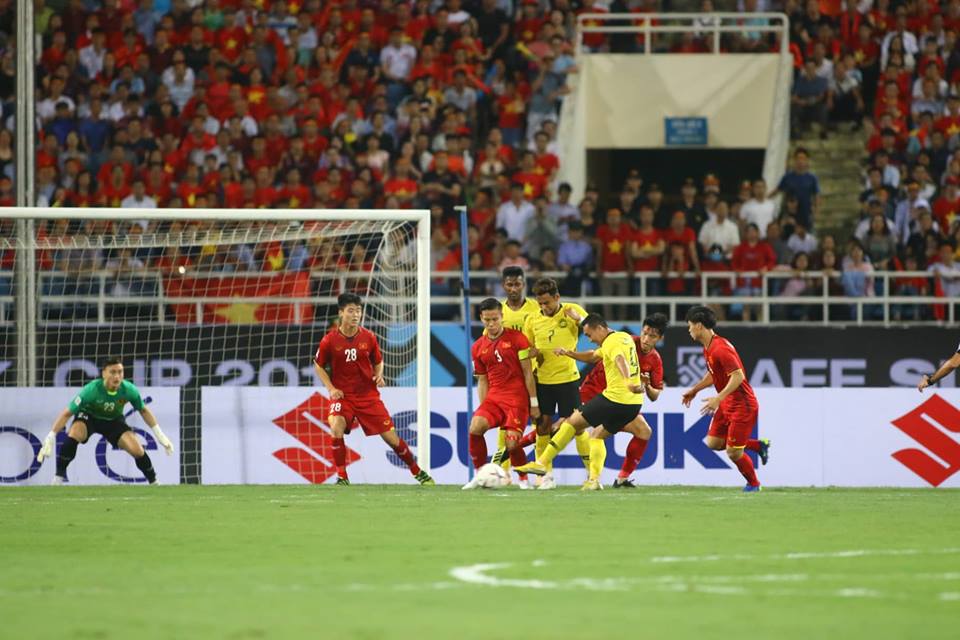 Cầu thủ Malaysia đá rắn, giật cùi chỏ vẫn không ngăn được Công - Bóng Đá